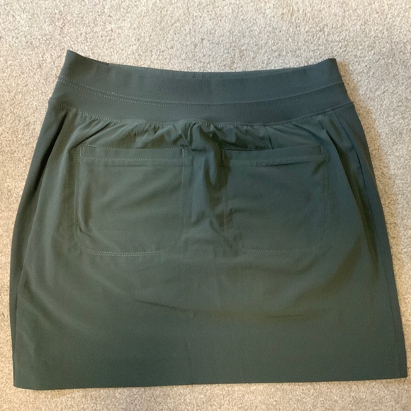 Dark green Athleta skort - Picture 3 of 4
